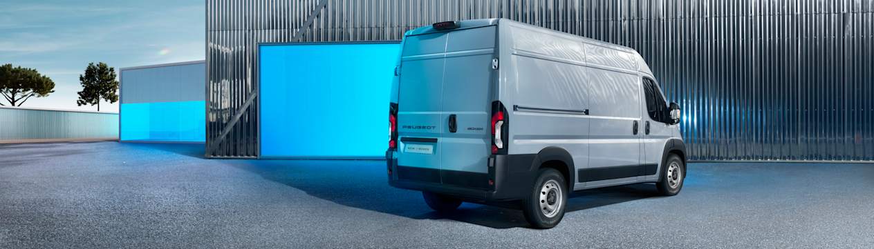Peugeot Boxer 2024 : trois quarts arrière droit statique