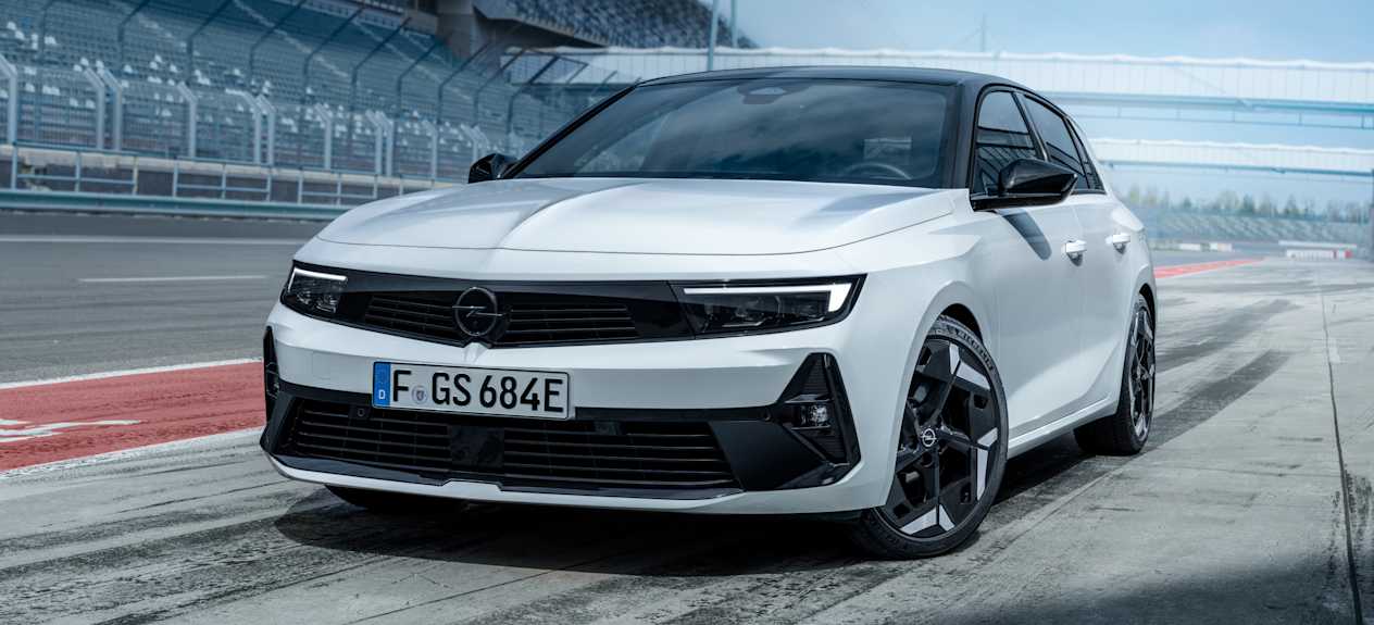 Opel Astra GSe 2022 : trois quarts avant gauche statique sur circuit