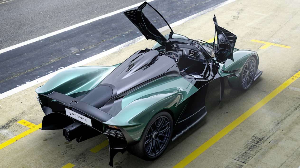 Aston Martin Valkyrie Spider : Trois quart arrière en vue plongeante avec portes ouvertes
