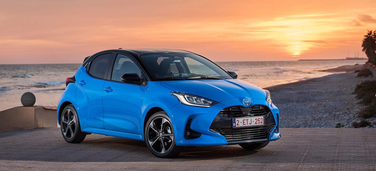 Toyota Yaris 2024 : trois quarts avant droit statique et coucher de soleil