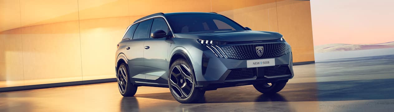 Peugeot 5008 2024 : trois quarts avant droit statique