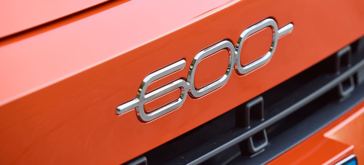 fiat 600e logo chromé