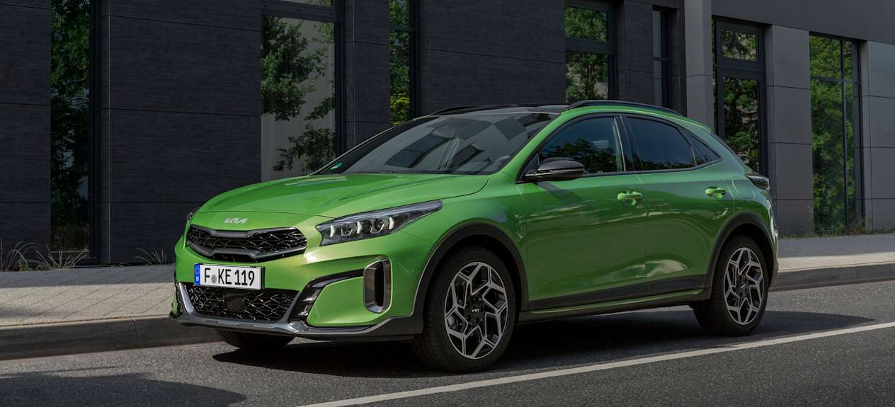 Kia XCeed 2022 : trois quarts avant gauche dans la rue