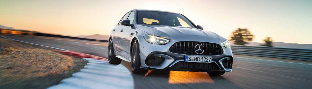 Mercedes-AMG C 63 SE berline : avant phares allumés sur circuit