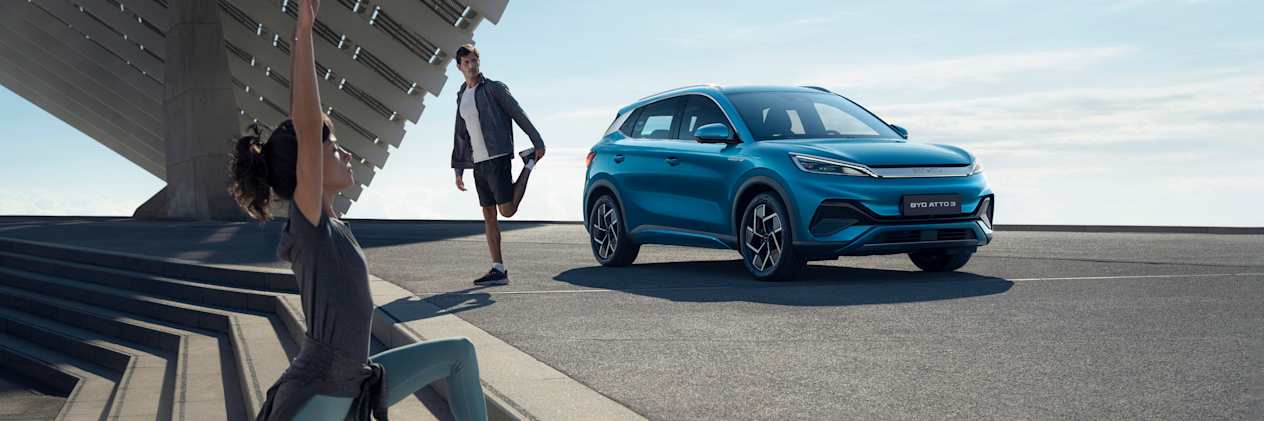 BYD Atto 3 2022 : trois quarts avant droit statique avec couple