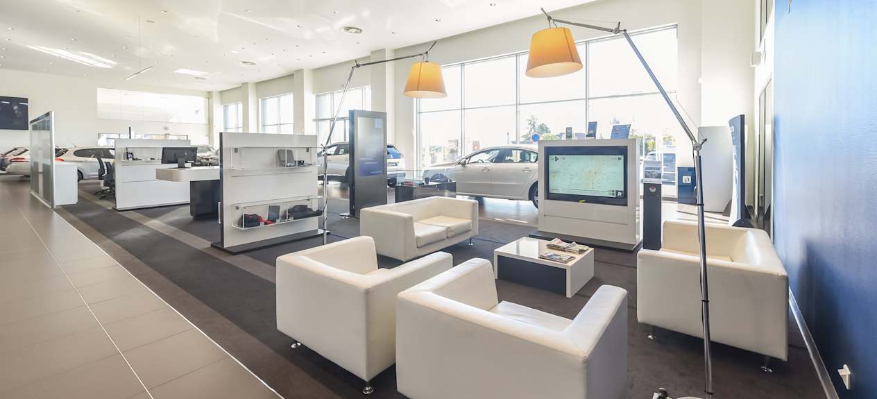 Intérieur de la concession Peugeot à Gap
