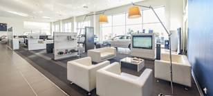 Intérieur de la concession Peugeot à Gap