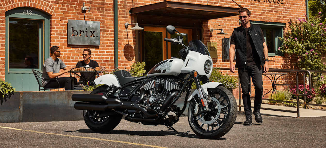 Indian Sport Chief 2025 blanche : trois quarts avant droit statique devant maison