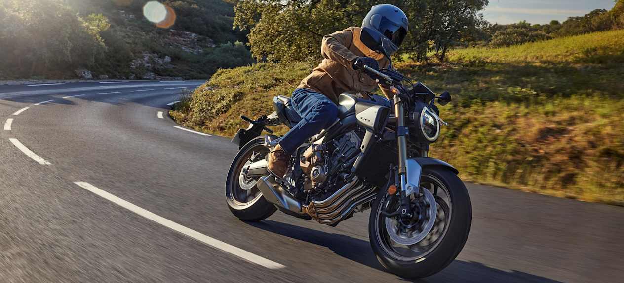 Honda CB650R 2024 : trois quarts avant droit en virage