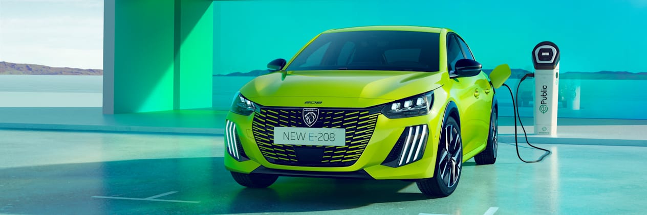 Peugeot 208 2023 : trois quarts avant gauche en charge
