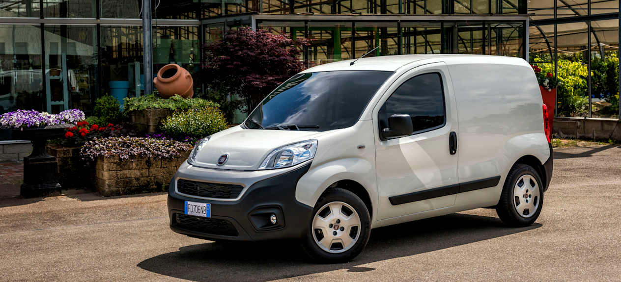 Fiat Fiorino blanc devant une jardinerie