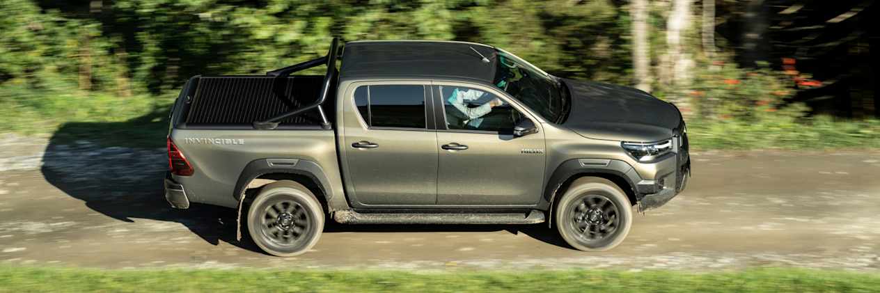 Toyota Hilux 2020 : profil droit sur chemin