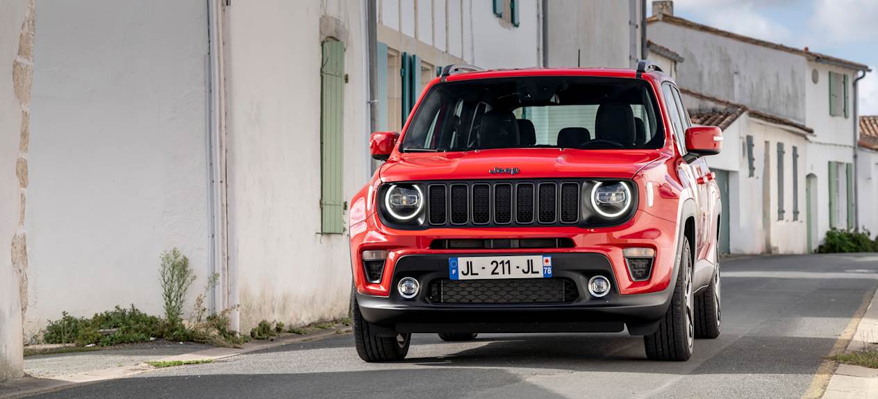 Jeep Renegade 4xe vue avant dans une ruelle