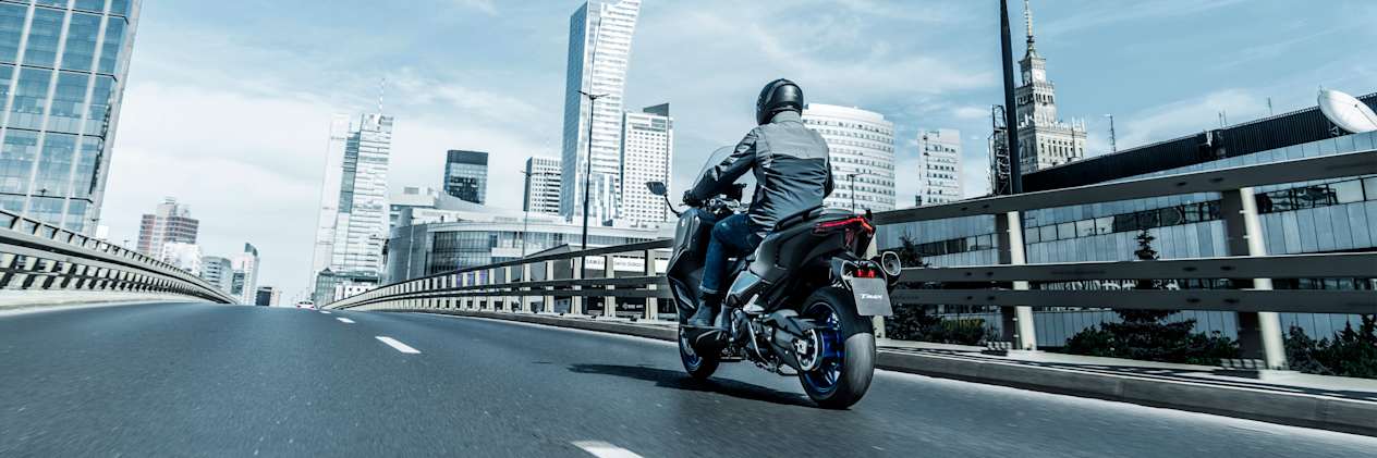 Yamaha TMAX 2025 : trois quarts arrière gauche sur route