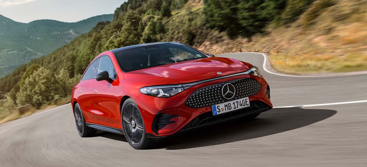 Mercedes CLA 2025 rouge : trois quarts avant droit sur route