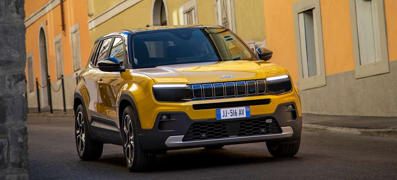 Jeep Avenger 2023 : face avant dans la rue