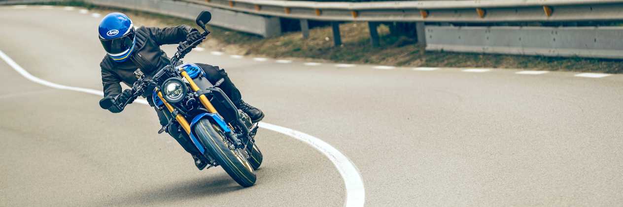 Yamaha XSR900 2022 Legend Blue : vue de face en virage