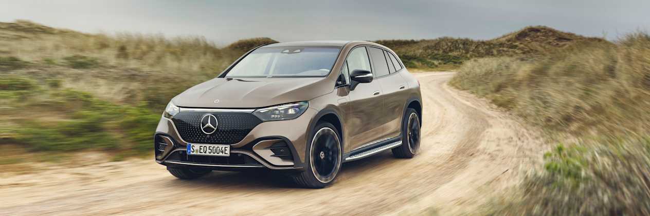 Mercedes EQE SUV 2022 : trois quarts avant gauche sur chemin