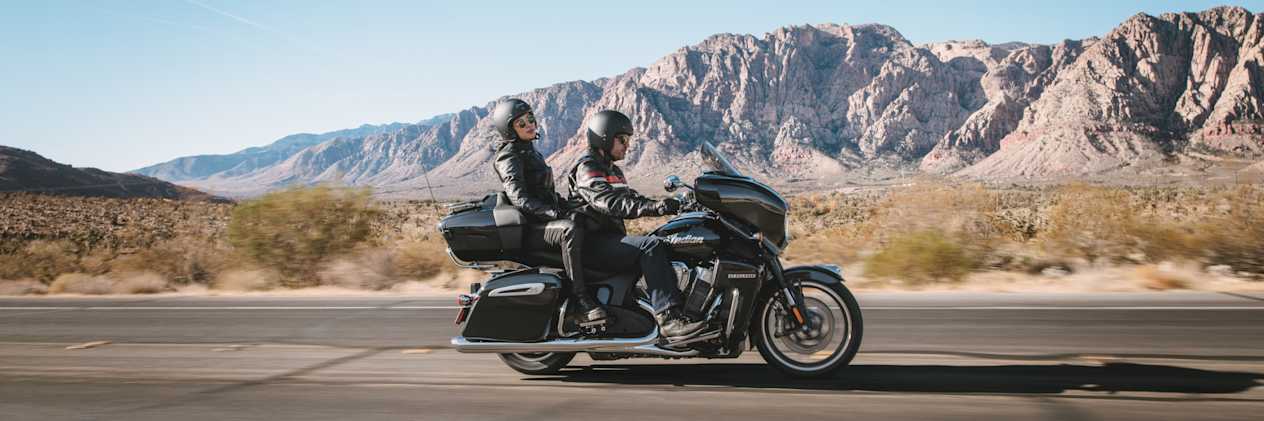 Indian Roadmaster Powerplus Limited 2025 : profil droit sur route