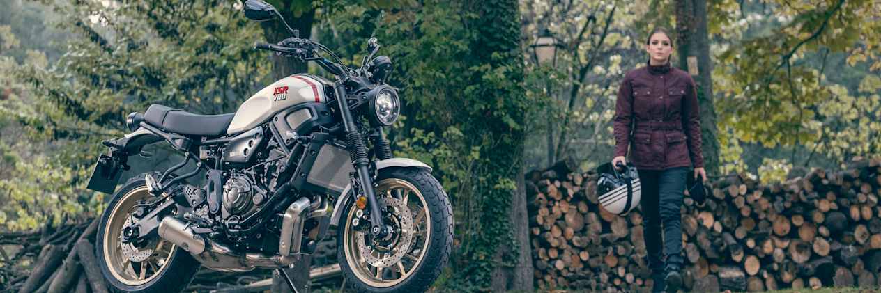 Yamaha XSR700 XTribute 2022 : trois quarts avant droit mise en scène