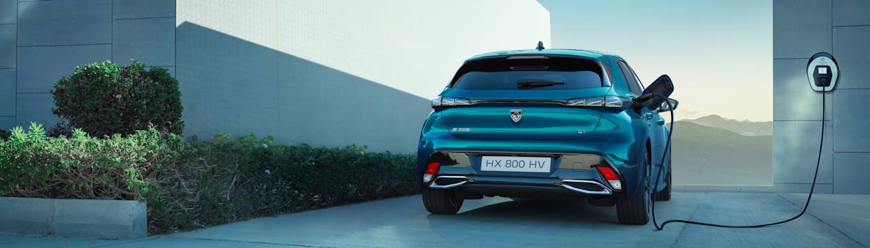 Peugeot 308 2024 : face arrière statique en charge