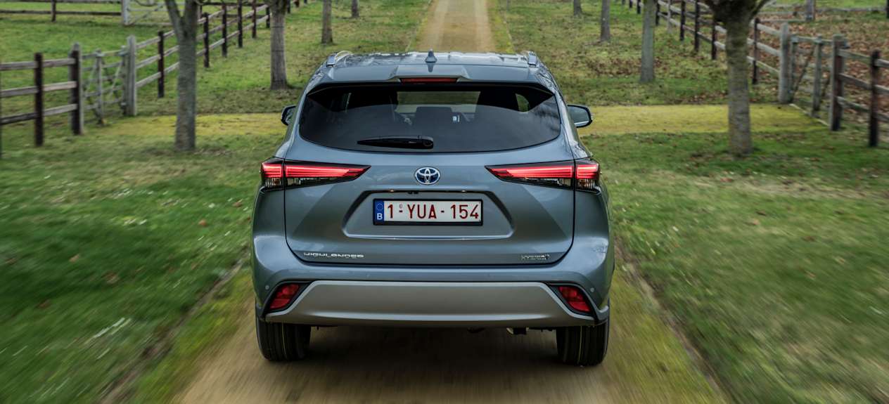 Toyota Highlander 2021 : face arrière sur chemin