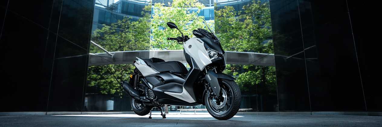 Yamaha XMAX 125 Tech Max+ 2025 : trois quarts avant droit statique