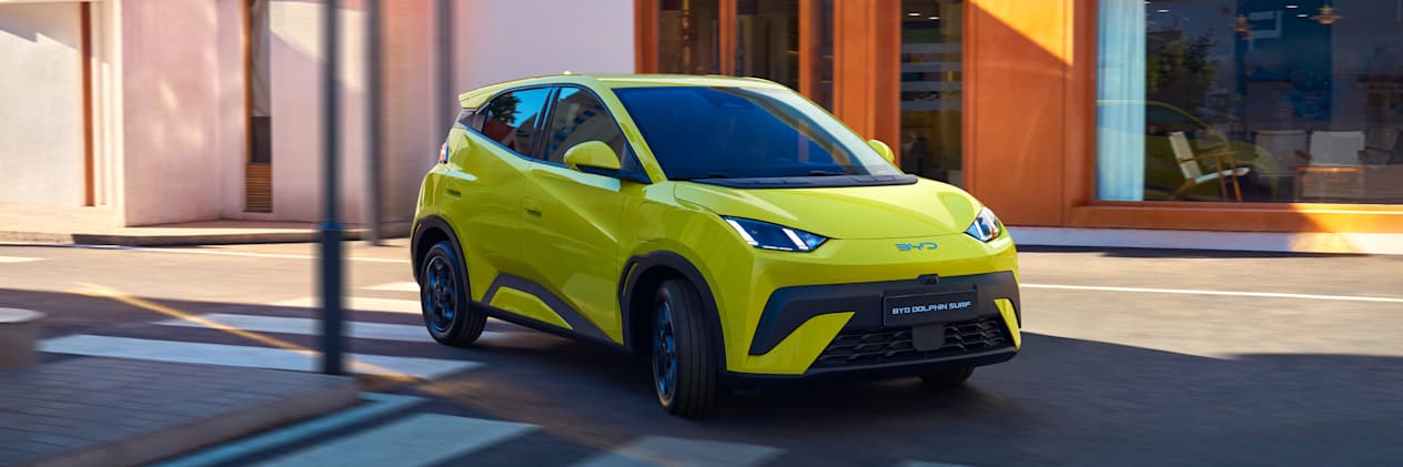 BYD Dolphin Surf 2025 : trois quarts avant droit dans la rue
