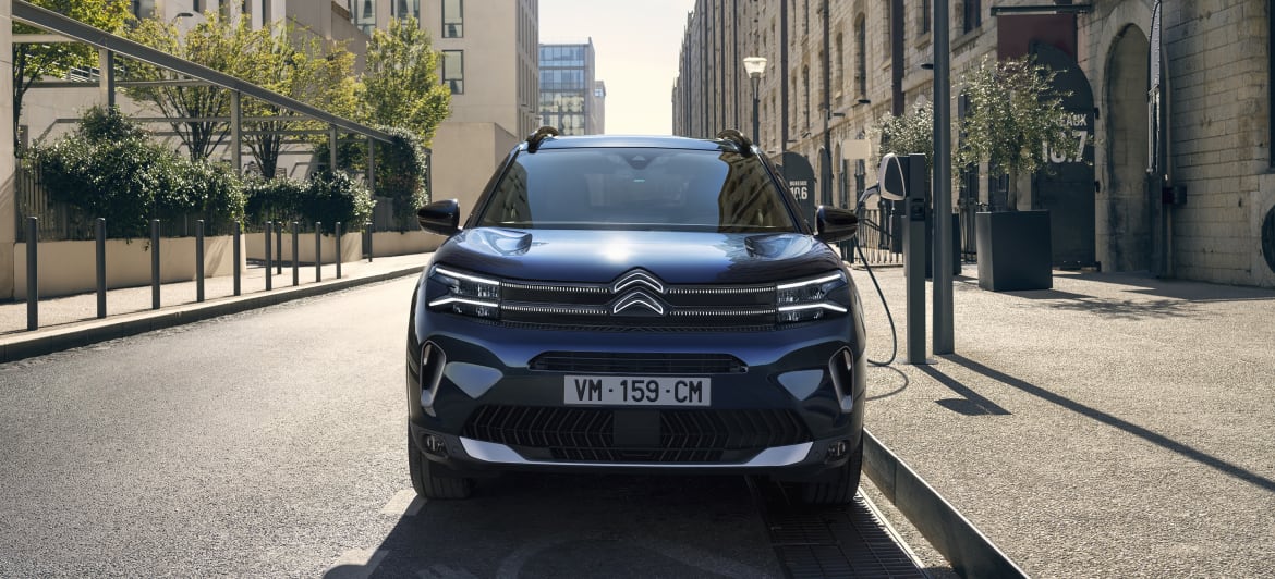 Citroën C5 Aircross 2022 : face avant en recharge dans la rue