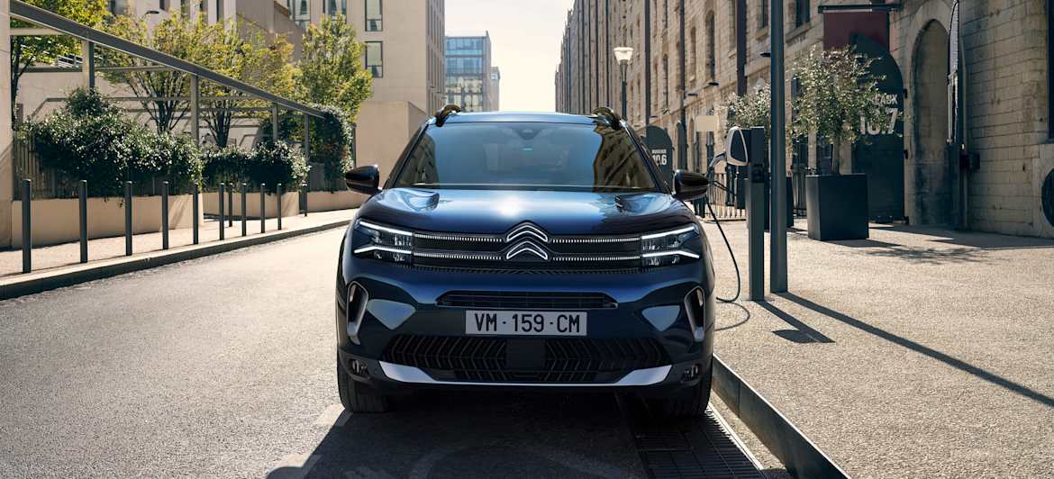 Citroën C5 Aircross 2022 : face avant en recharge dans la rue