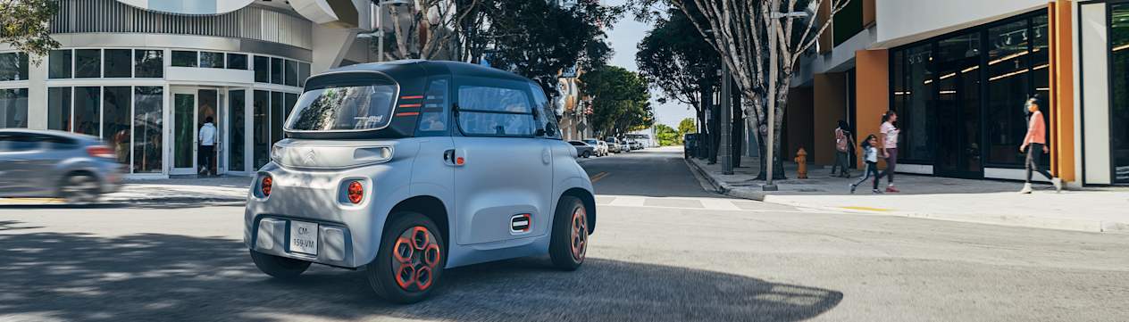 Citroën Ami : vue de trois quarts arrière dans la rue