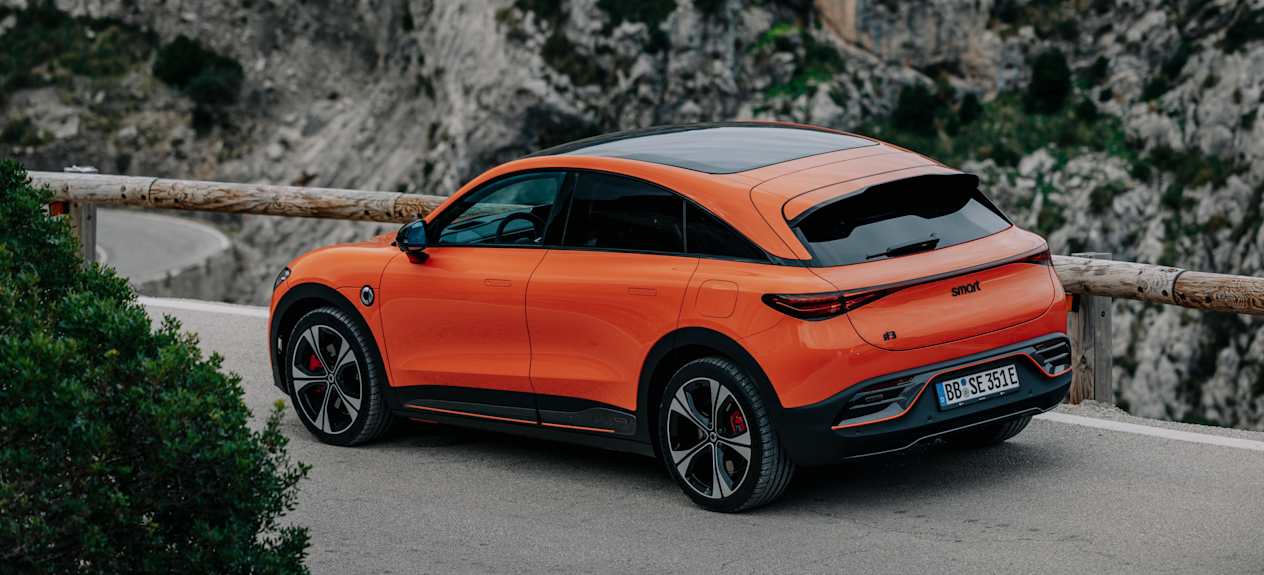Smart #3 Brabus 2023 : trois quarts arrière gauche sur route de montagne