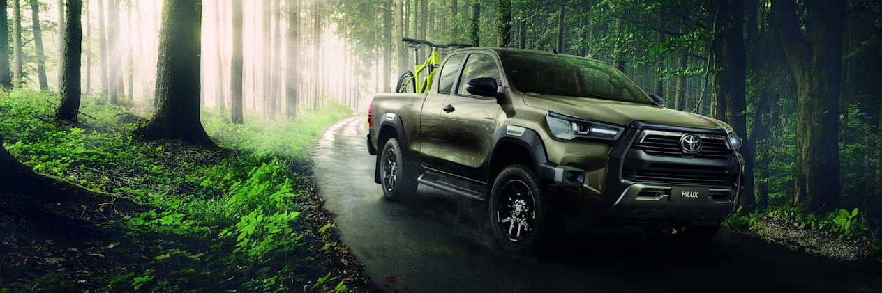 Toyota Hilux 2020 : trois quarts avant droit en forêt