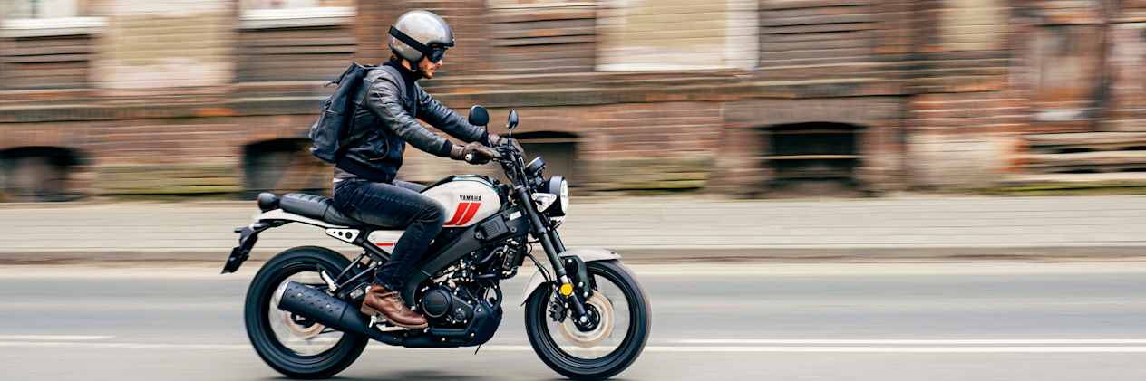 Yamaha XSR125 2023 Heritage White : profil droit dans la rue