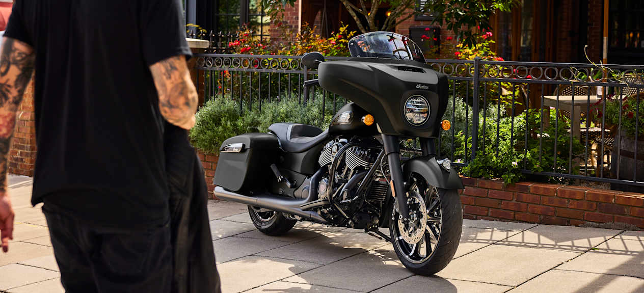 Indian Chieftain Dark Horse 2024 Black Smoke : trois quarts avant droit statique avec motard