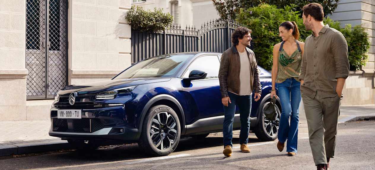 Citroën C4X 2025 : trois quarts avant gauche dans la rue avec 3 modèles