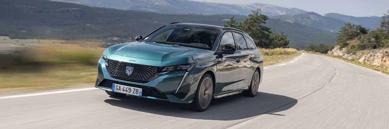 Peugeot 308 SW 2021 : trois quarts avant gauche sur route