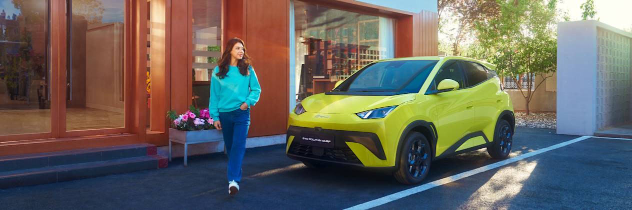 BYD Dolphin Surf 2025 : trois quarts avant gauche statique avec modèle