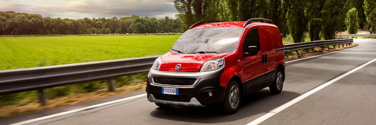 Fiat Fiorino rouge sur route