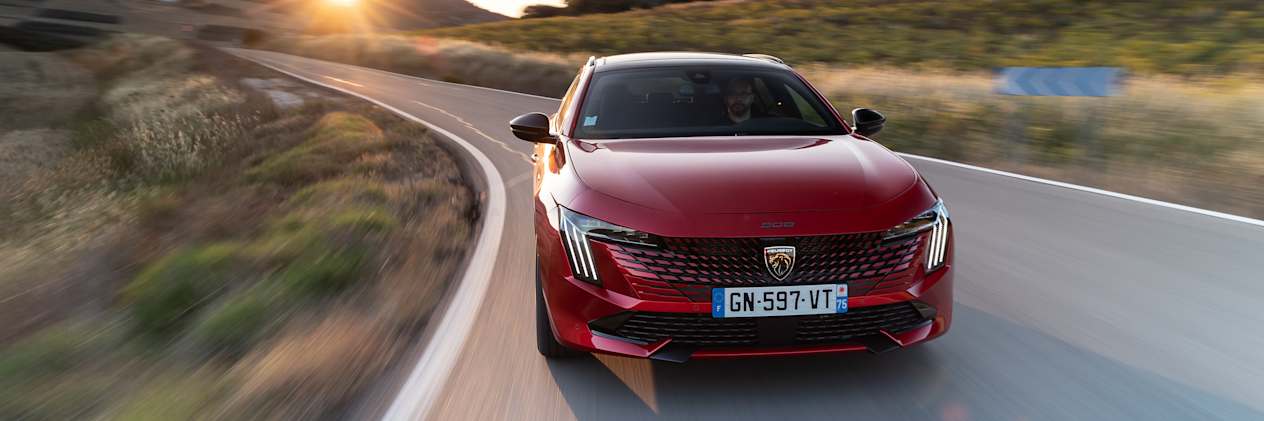 Peugeot 508 SW 2023 : face avant sur route