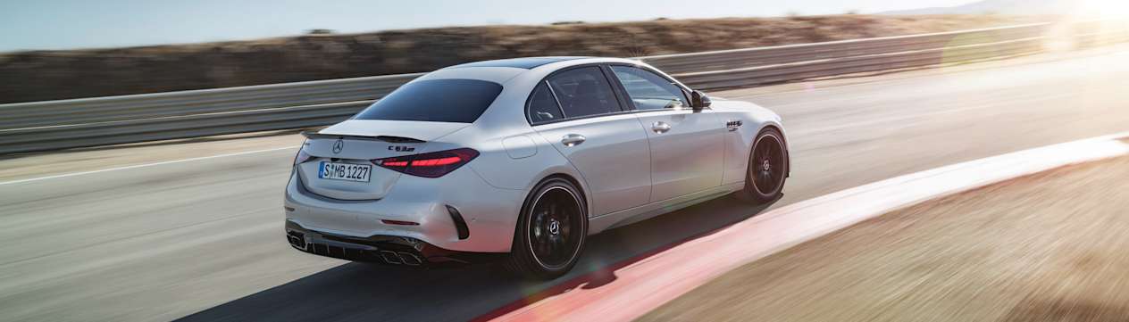 Mercedes-AMG C 63 SE berline : trois quarts arrière droit sur circuit