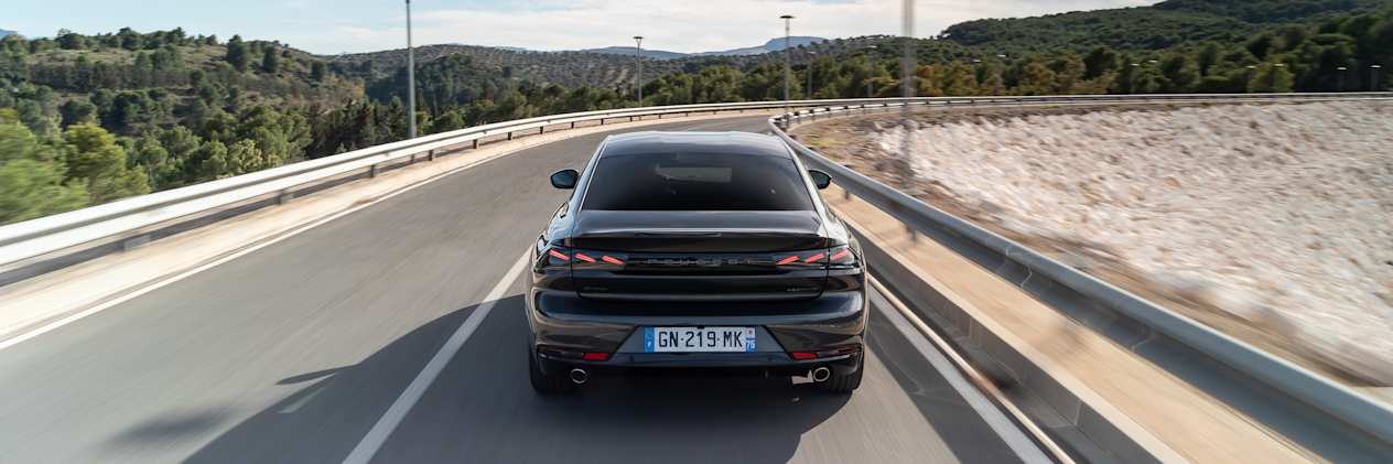 Peugeot 508 2023 : face arrière sur route