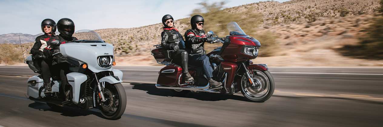 Indian Roadmaster Powerplus Dark Horse 2025 et Indian Pursuit Limited 2025 sur route