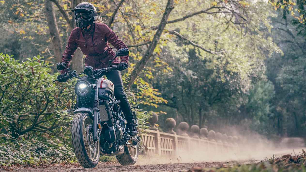 Yamaha XSR700 XTribute 2022 : troi s quarts avant en action