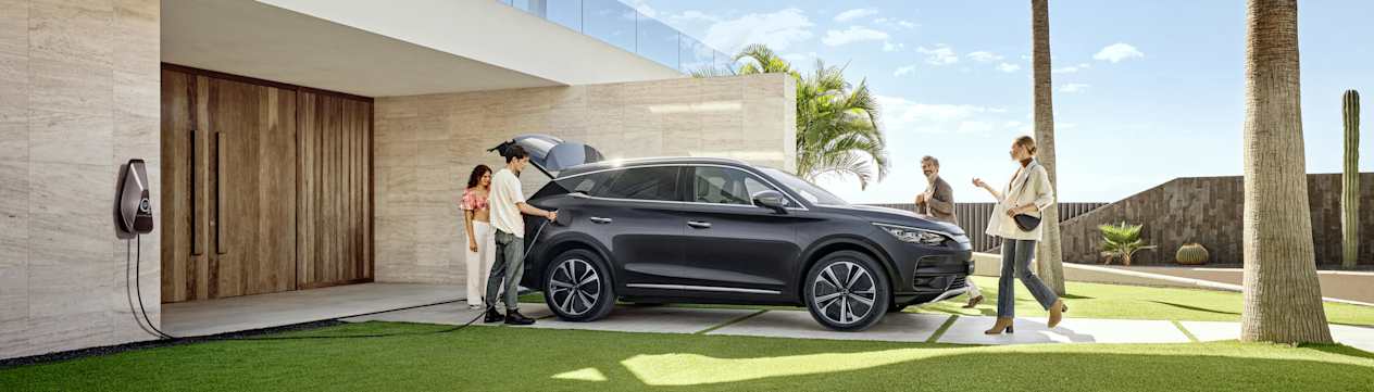 BYD Tang 2024 : profil gauche statique garé devant une maison