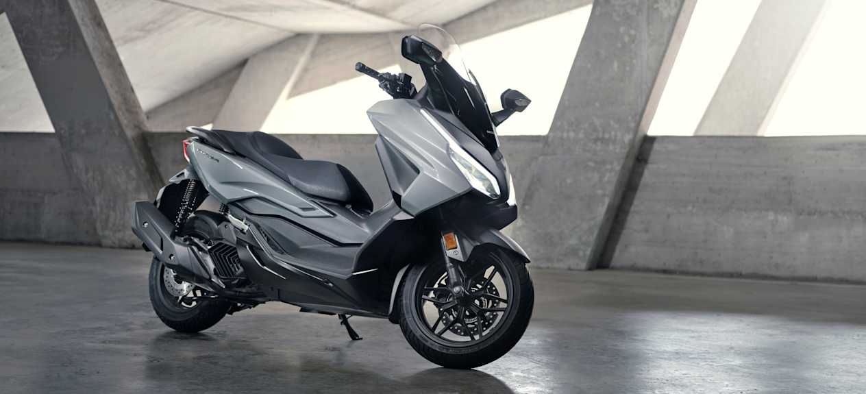 Honda Forza 125 2023 : trois quarts avant droit statique
