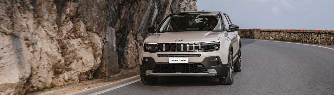 Jeep Avenger 2024 : face avant sur route de montagne