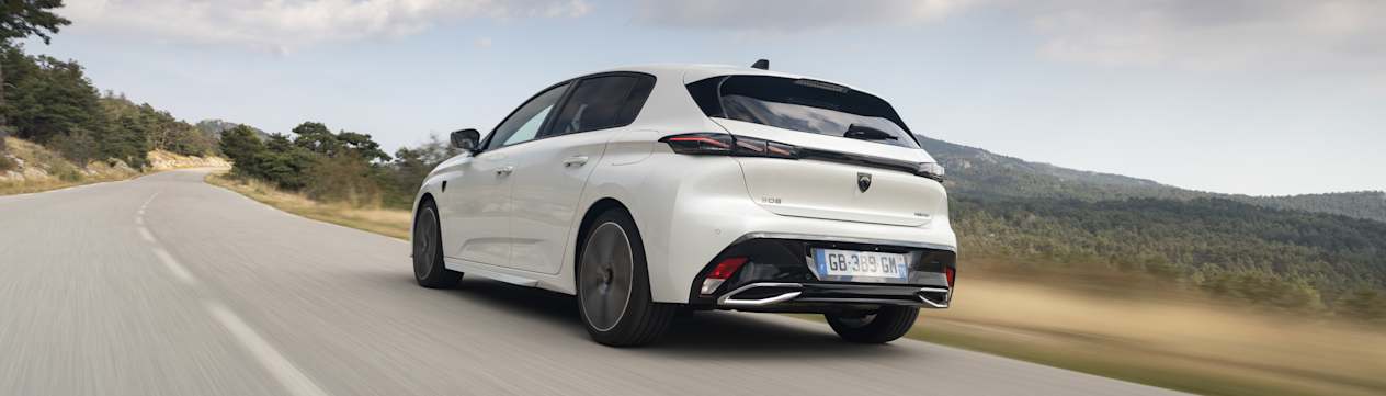 Peugeot 308 2021 blanche : trois quarts arrière gauche sur route