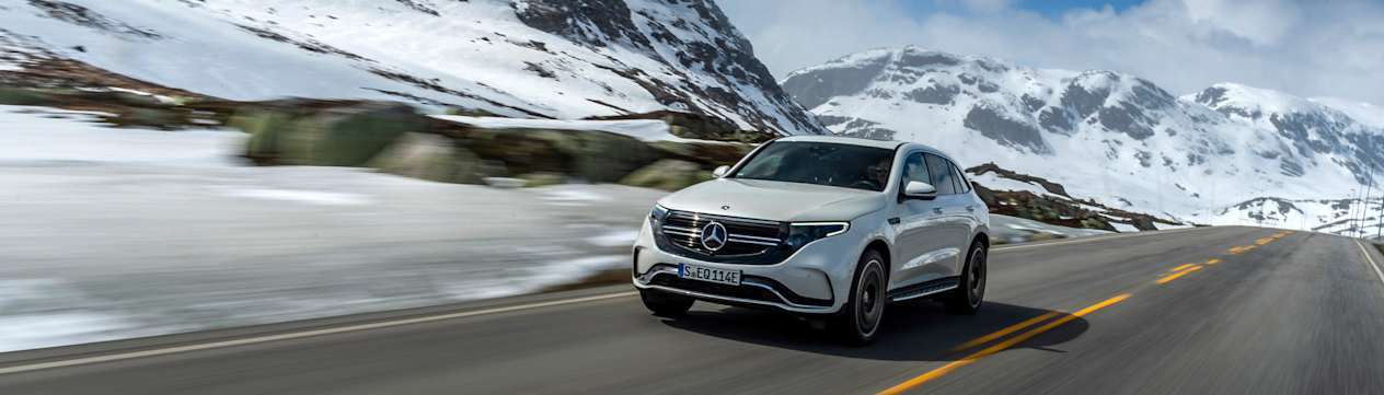 Mercedes EQC : trois quarts avant gauche en montagne