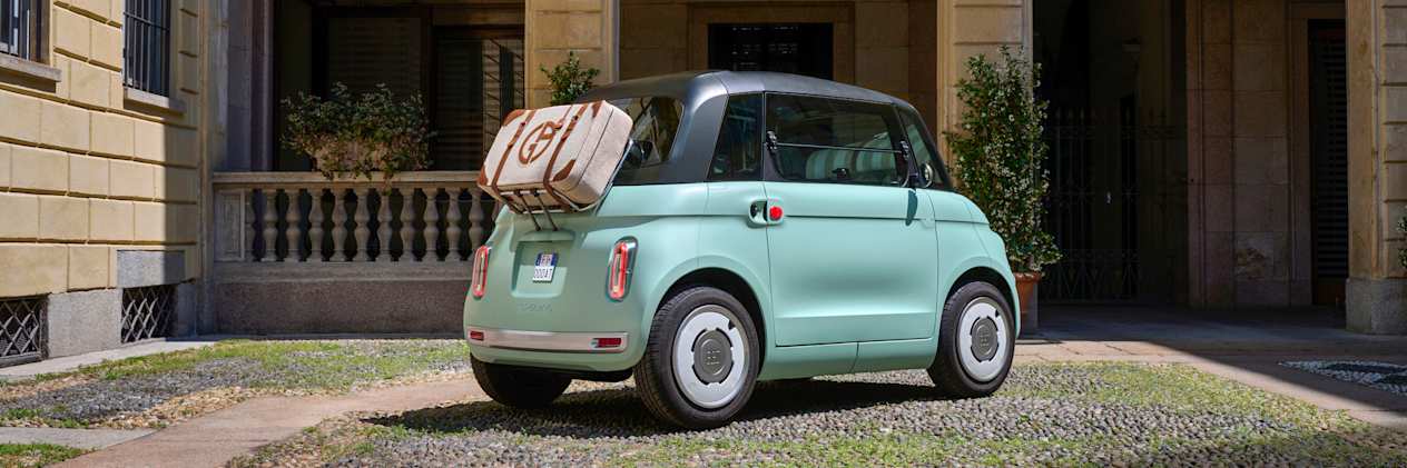 Fiat Topolino 2023 : trois quarts arrière droit statique devant colonnade